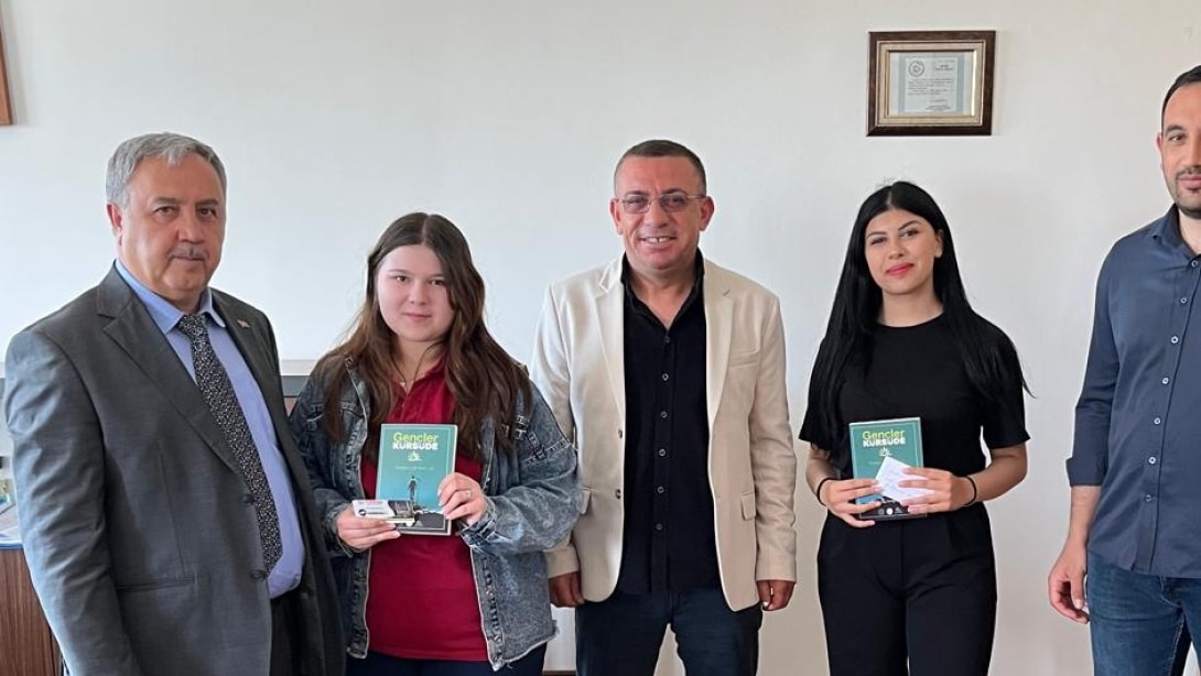 İLÇE MİLLİ EĞİTİM MÜDÜRÜMÜZ KAZIM BOZKURT'TAN BAŞARILI ÖĞRENCİLERE TEBRİK VE HEDİYE TAKDİMİ